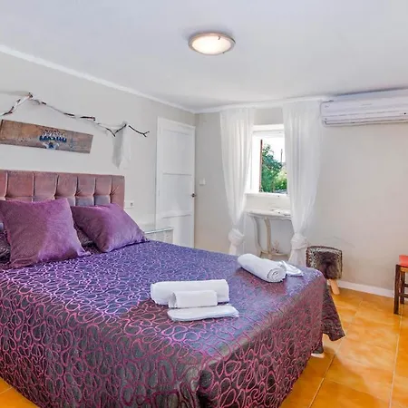 Sleeps 12 With Pool Air Con And Wifi *