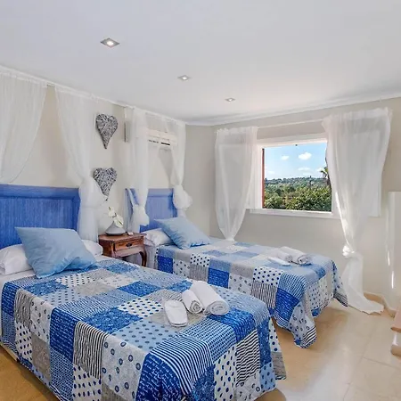Villa Sleeps 12 With Pool Air Con And Wifi *