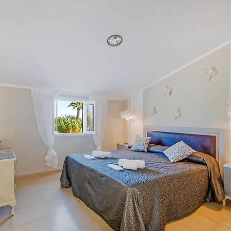 Villa Sleeps 12 With Pool Air Con And Wifi